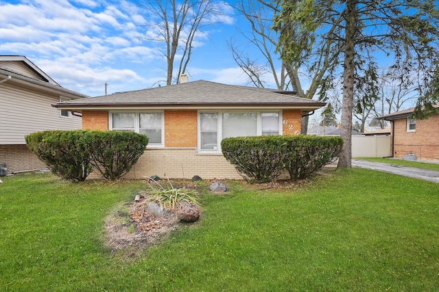 view of front of property featuring a front lawn