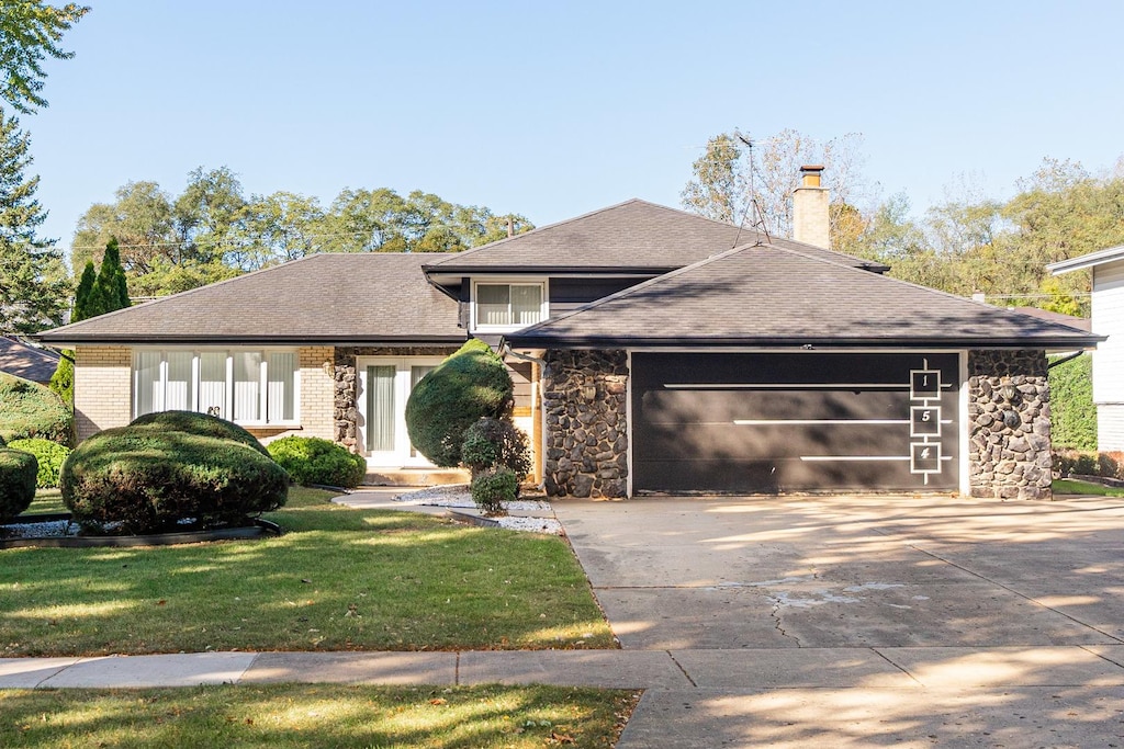 view of front of property featuring a front yard and a garage