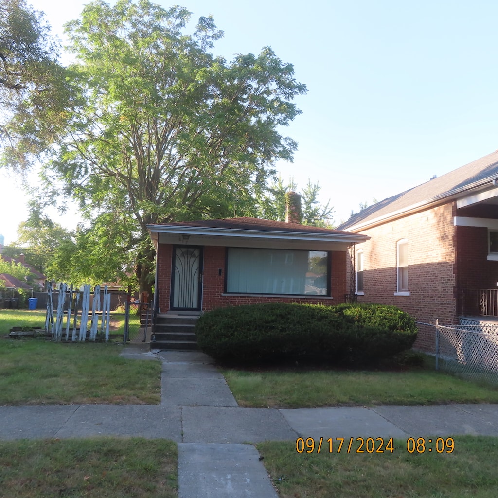 view of front of house featuring a front yard