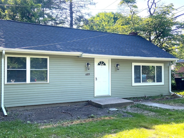 view of front of property with a front lawn