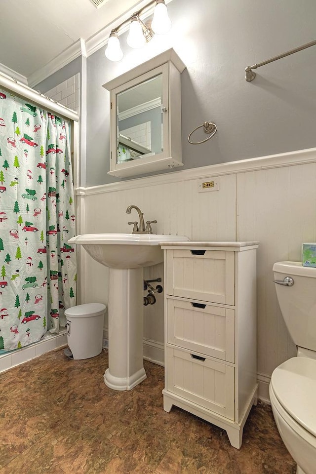 bathroom featuring a shower with curtain, toilet, and crown molding