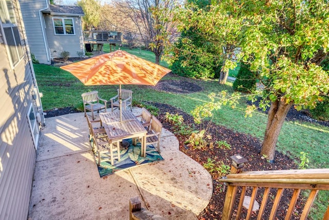 view of yard with a patio area