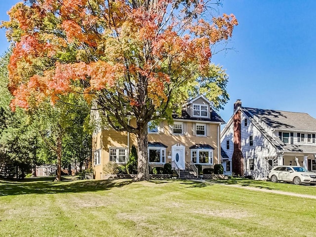 view of front of home with a front lawn