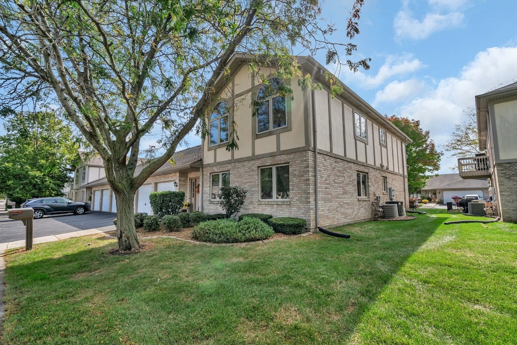 view of front of property featuring a front yard and a garage