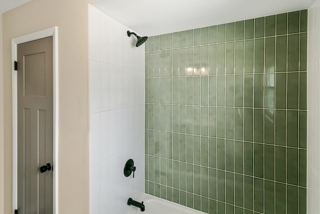 bathroom featuring tiled shower / bath combo