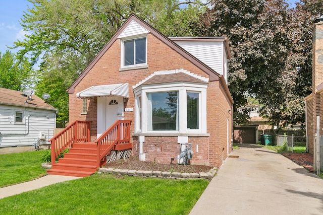 view of front facade with a front yard