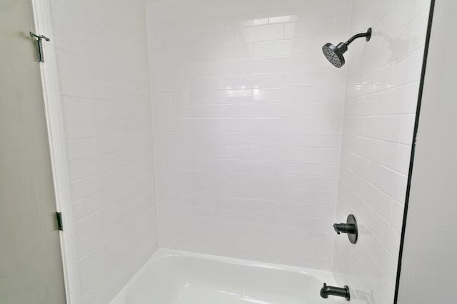 bathroom with tiled shower / bath combo