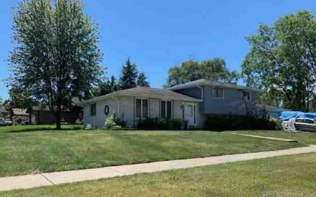 tri-level home featuring a front lawn