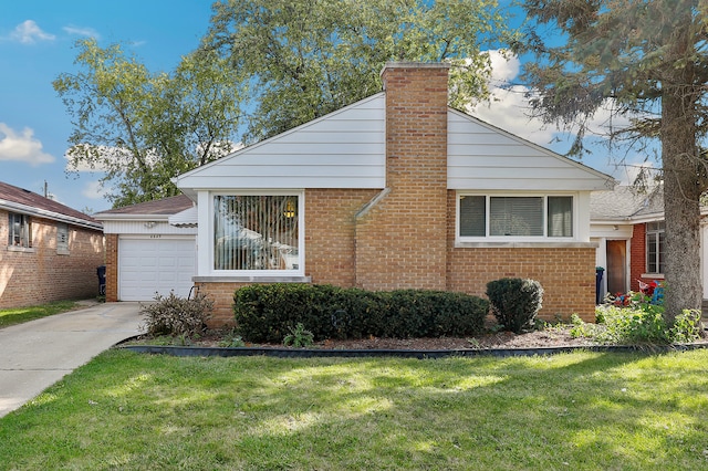 view of front of home featuring a front yard and a garage