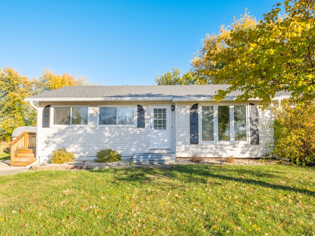 single story home with a front lawn