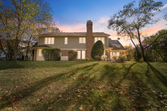 view of front facade featuring a lawn
