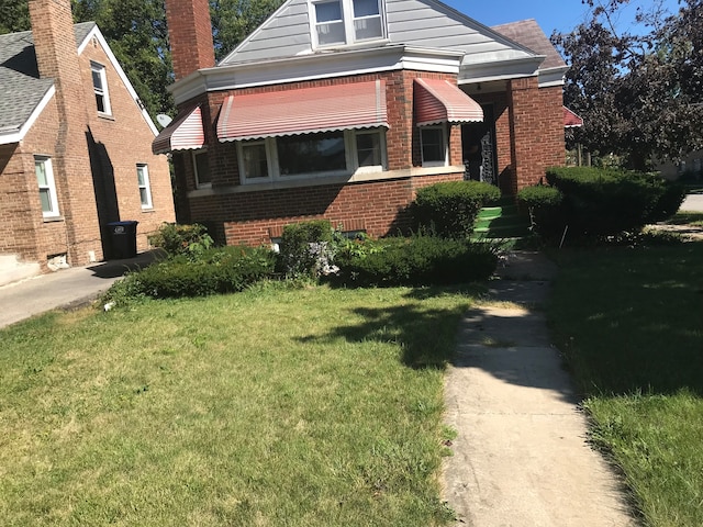 view of front of house with a front yard