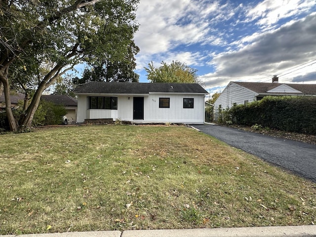 225 Pleasure Dr, Mundelein, IL 60060 - bungalow-style home featuring driveway and a front lawn