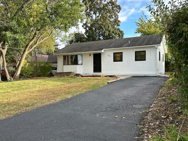 view of front of home featuring a front yard