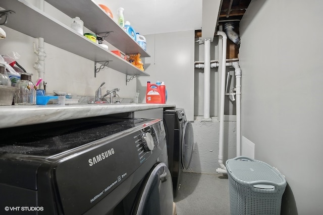 washroom with carpet flooring and washer and clothes dryer