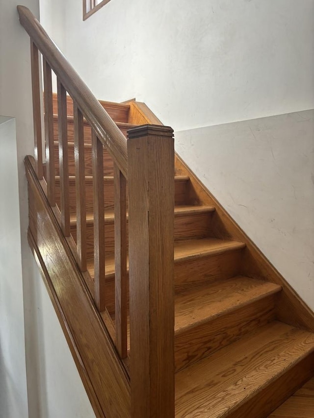 9270 N Courtland Dr, Niles, IL 60714 - view of staircase