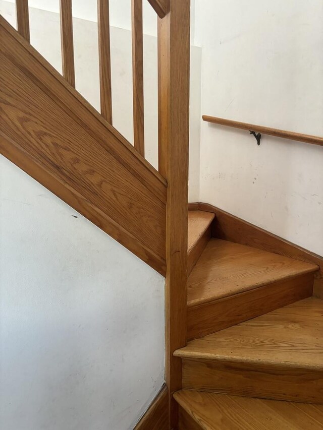 9270 N Courtland Dr, Niles, IL 60714 - view of staircase