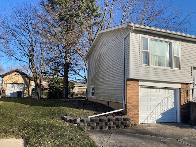 view of side of property featuring a garage and a lawn