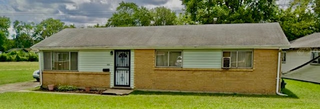 view of front facade with a front yard