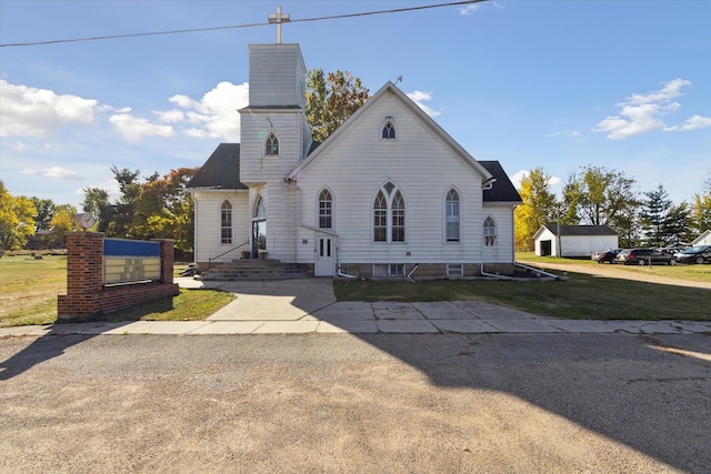 view of front of home featuring a front yard