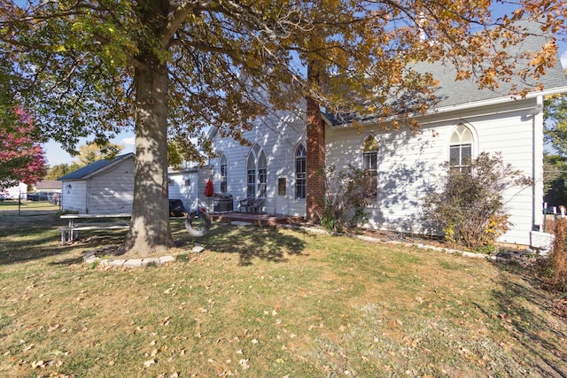 exterior space featuring a front yard