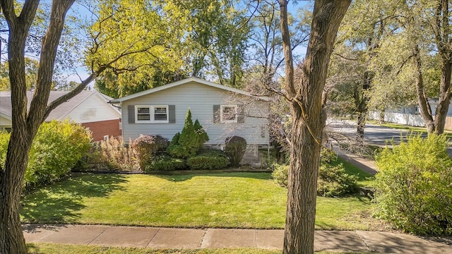 view of front of property featuring a front lawn