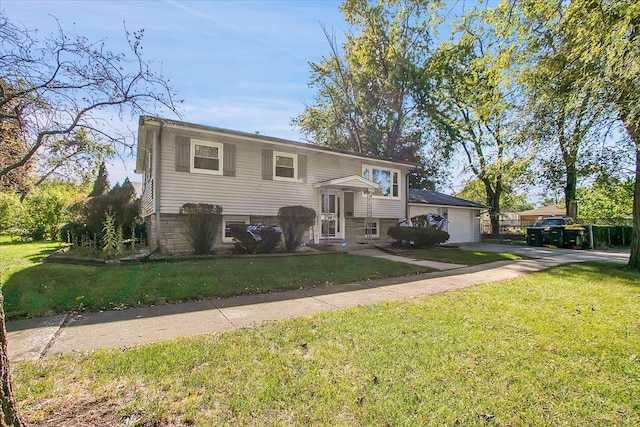 split foyer home with a front yard