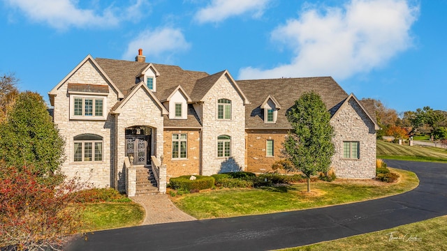 view of front facade featuring a front yard