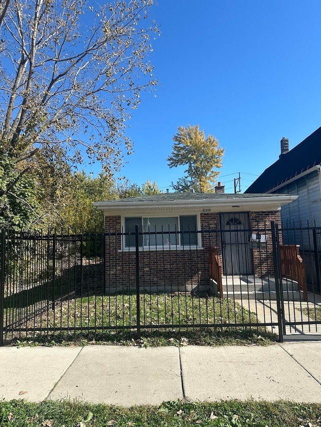 view of front of property featuring a front lawn