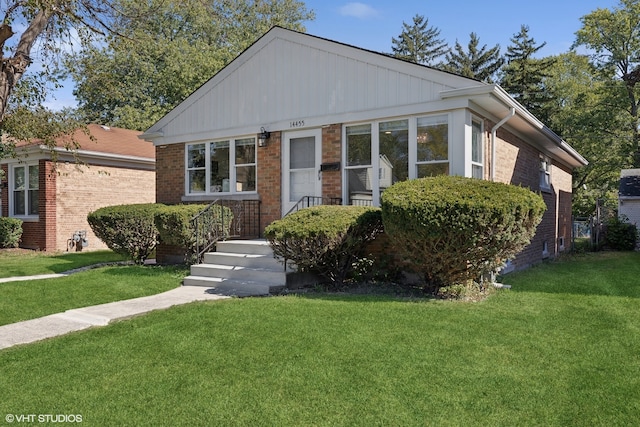 view of front of home with a front lawn