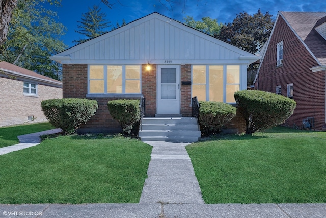 bungalow featuring a front yard