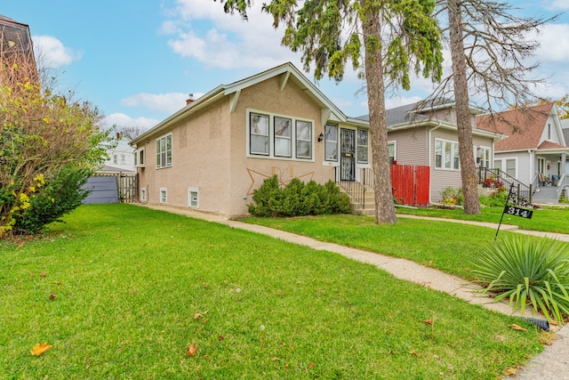 view of front of property featuring a front yard