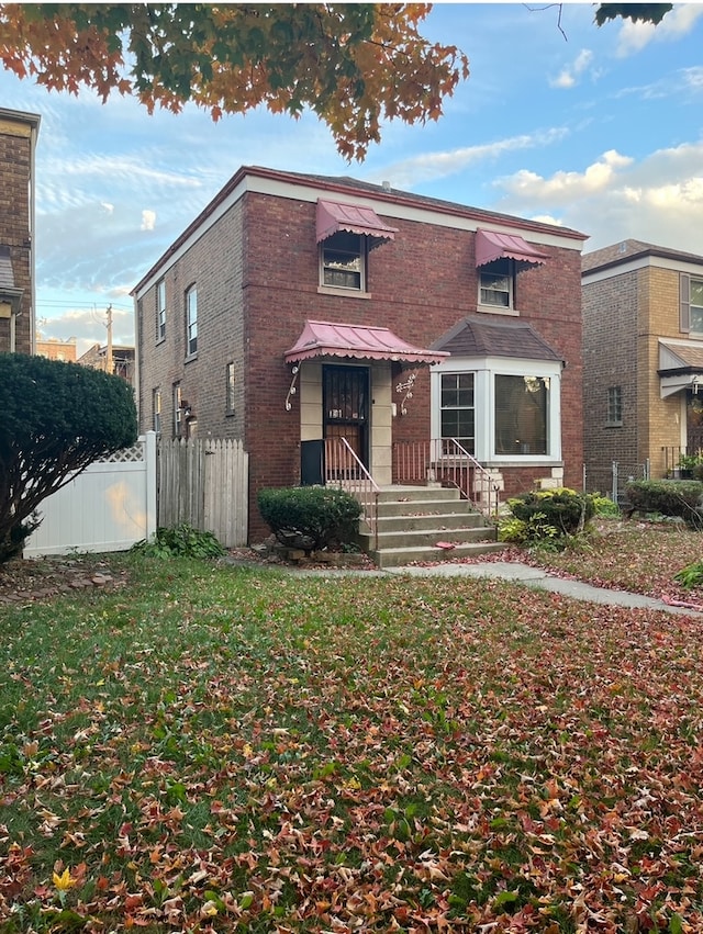 view of front of house featuring a front lawn