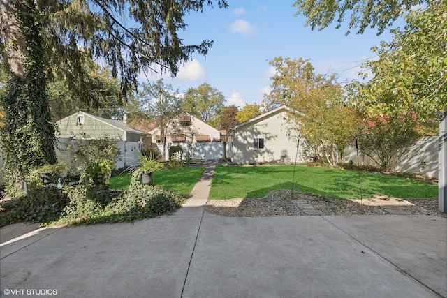 view of yard featuring a patio area