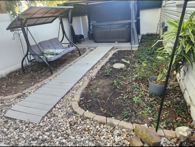 view of yard with a hot tub