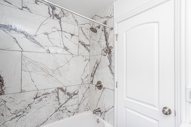 bathroom featuring tiled shower / bath combo