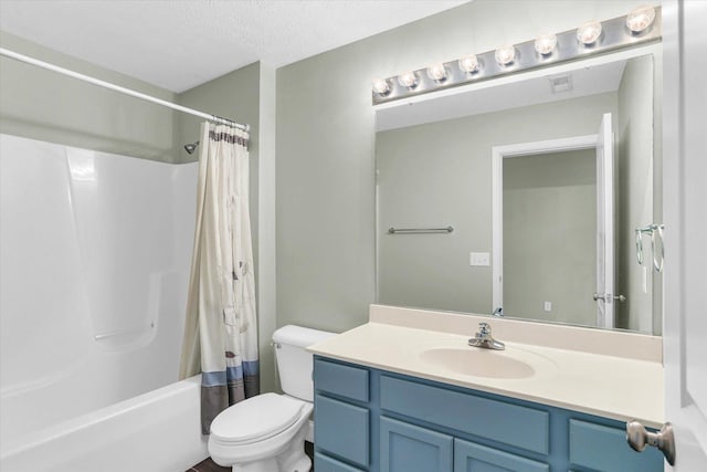 full bathroom featuring shower / tub combo with curtain, vanity, toilet, and a textured ceiling