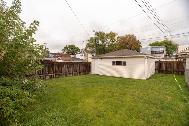 view of yard featuring an outbuilding