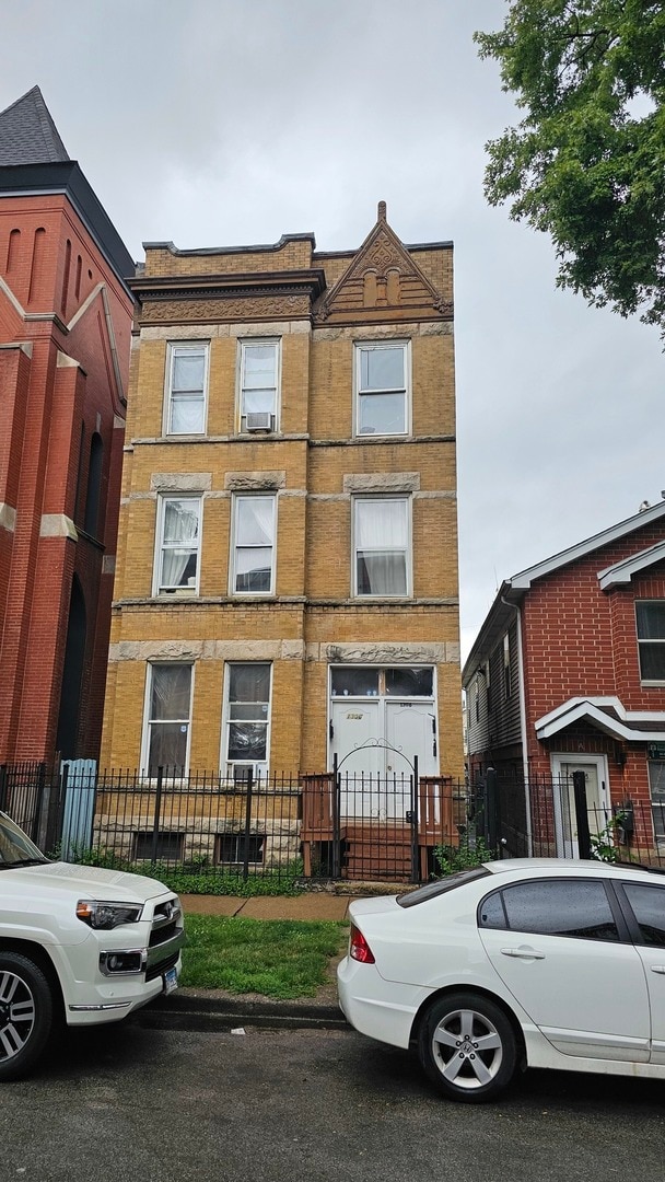 view of front facade