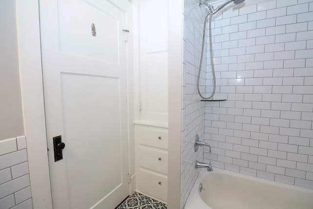 bathroom with tiled shower / bath combo