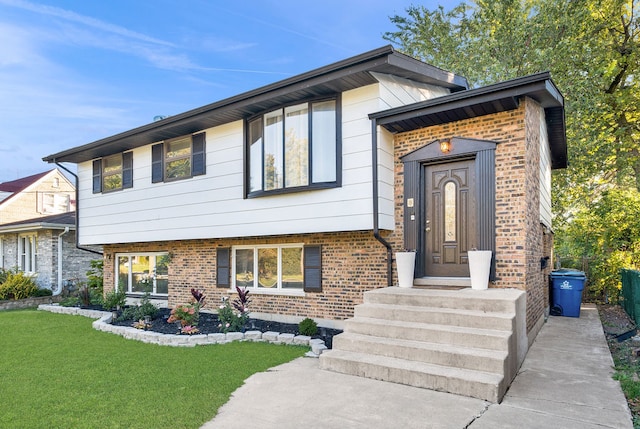 view of front of house featuring a front lawn