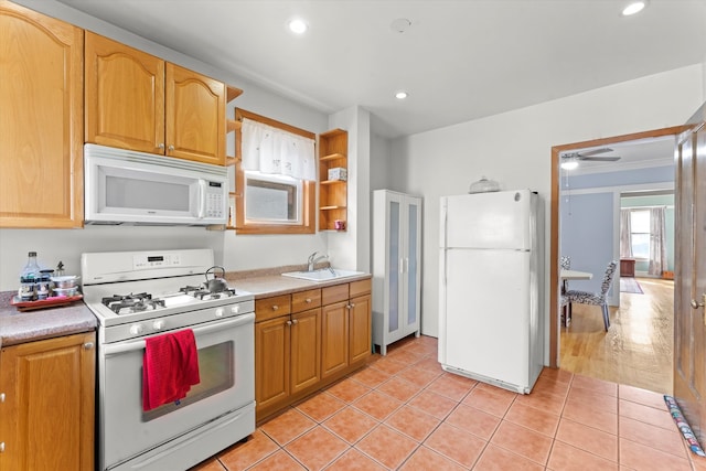 kitchen with white appliances, sink, light wood-type flooring, ceiling fan, and crown molding