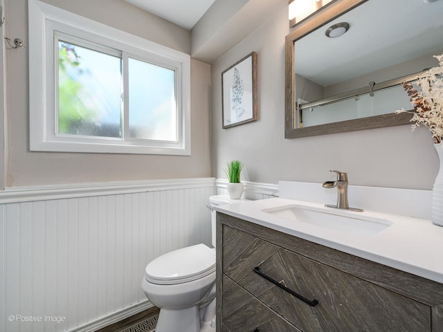 bathroom with toilet, a shower with curtain, and vanity