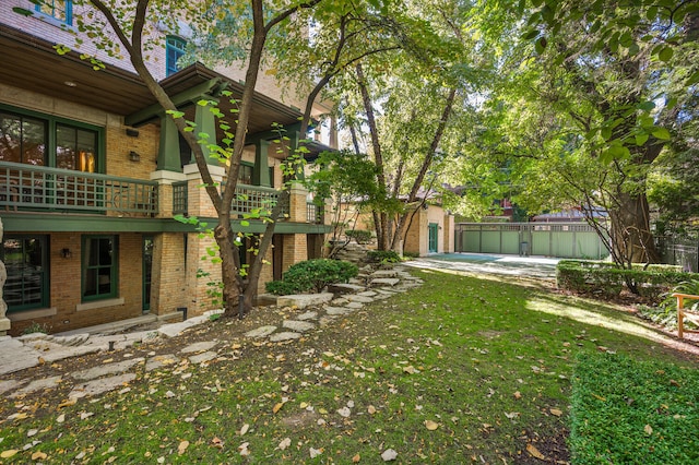 view of yard featuring a balcony