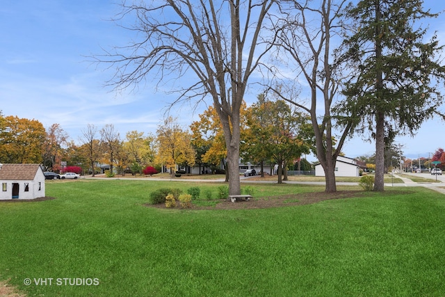 view of property's community featuring a lawn