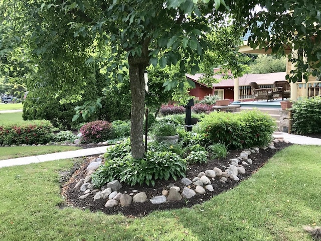 view of property's community featuring a yard