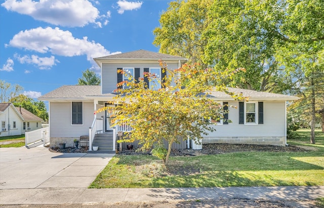 view of front of home featuring a front lawn