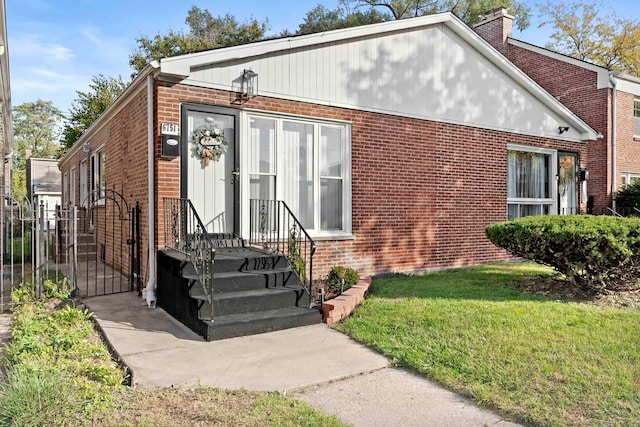 view of front of property featuring a front lawn