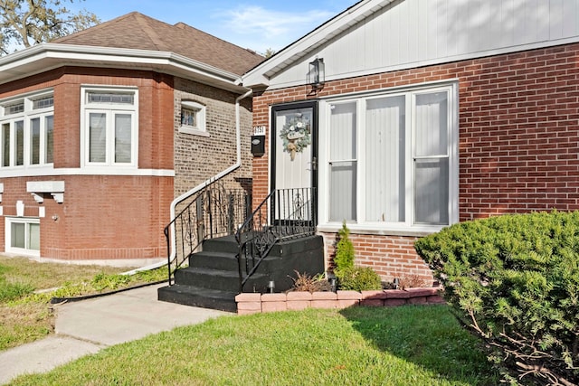 property entrance featuring a yard