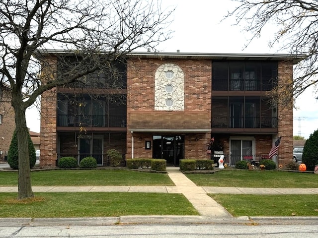 view of front of house featuring a front lawn